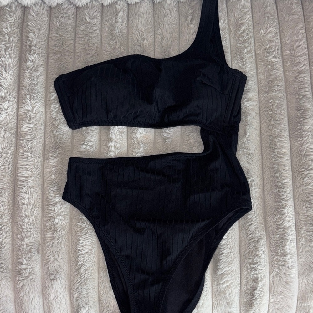 Shade and Shore One-Shoulder Cutout Black Ribbed Swimsuit Size M 👙🖤